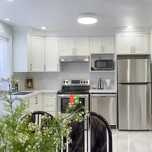 Newly-renovated 3br House, 12 Minutes To Airport , Toronto Canada